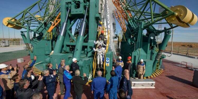 שני האסטרונאוטים עולים לקפסולה. צילום: AFP צילום: AFP