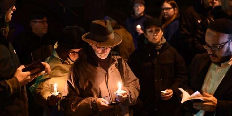מתפללים מחוץ לבית הכנסת בפיטסבורג בו נרצחו 11 יהודים בפיגוע שנאה. צילום: AFP צילום: AFP