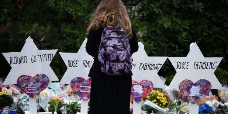 ציון לזכר הנרצחים מחוץ לבית הכנסת בפיטסבורג. צילום: AFP צילום: AFP