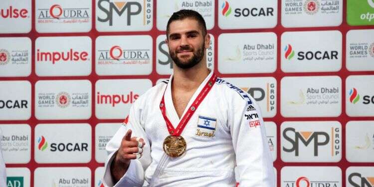 פטר פלטצ'יק עם מדליית הזהב שלו. צילום: AFP צילום: AFP