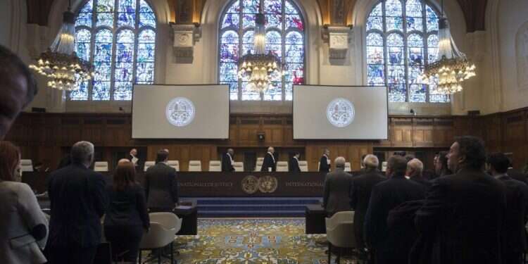 שופטי בית הדין נכנסים לאולם לפני הקראת הפסיקה. צילום: AP צילום: AP