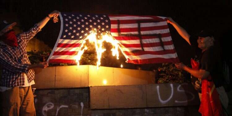 שריפת דגל ארה צילום: AP