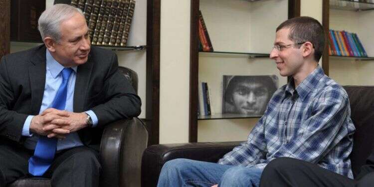 גלעד שליט עם ראש הממשלה. צילום: משה מילנר, לע צילום: משה מילנר, לע"מ