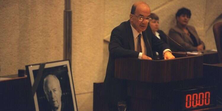 יוסי שריד נושא דברים לזכר רבין, ביום השנה לרציחתו. צילום: עמוס בן גרשום, לע צילום: עמוס בן גרשום, לע"מ