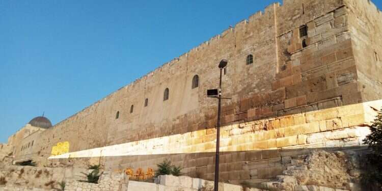 תוואי המעלה שדרכו הובאו בהמות הקורבן אל שערי חולדה בואכה הר הבית. בצהוב למעלה: השער המשולש כתמי הכותל הדרומי: חרכי הצצה לעבר רחוק