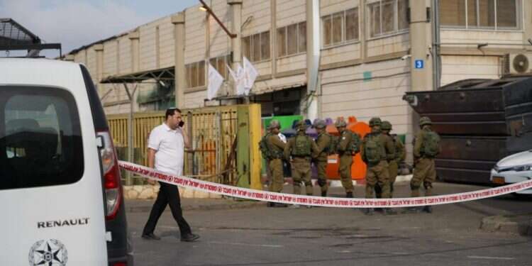 זירת הירי בברקן. צילום: הלל מאיר/TPS צילום: הלל מאיר/TPS