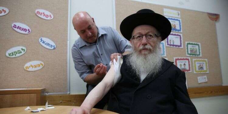 גמישות פרגמטית. ליצמן מתחסן נגד שפעת. אוקטובר 2018 כשרוחות הרחוב חלחלו ל"מועצת"