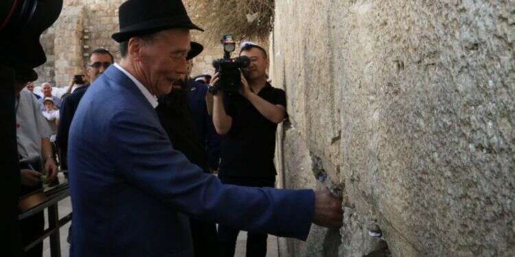 סגן נשיא סין וואנג צ'י-שאן בעיר העתיקה. צילום: מירי שמעונוביץ, משרד החוץ צילום: מירי שמעונוביץ, משרד החוץ