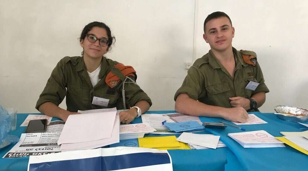 עושים סדר. צילום: דובר צה''ל צילום: דובר צה''ל