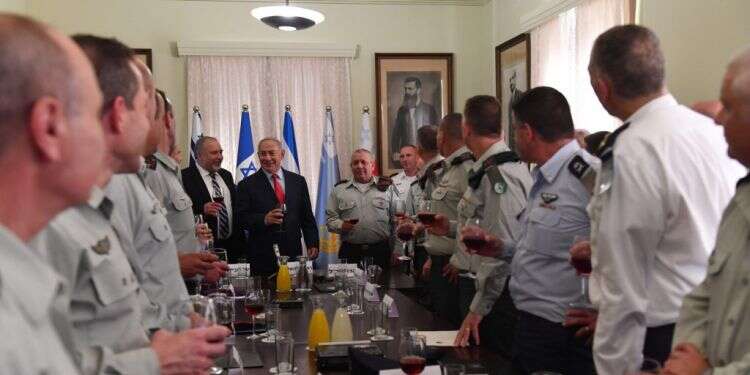 קציני המטה הכללי מרימים כוסית בערב ראש השנה עם ראש הממשלה נתניהו. צילום: קובי גדעון, לעמ צילום: קובי גדעון, לעמ