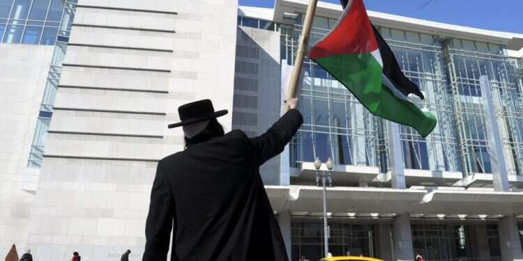 חסיד נטורי קרתא מפגין בניו-יורק. צילום: AP צילום: AP