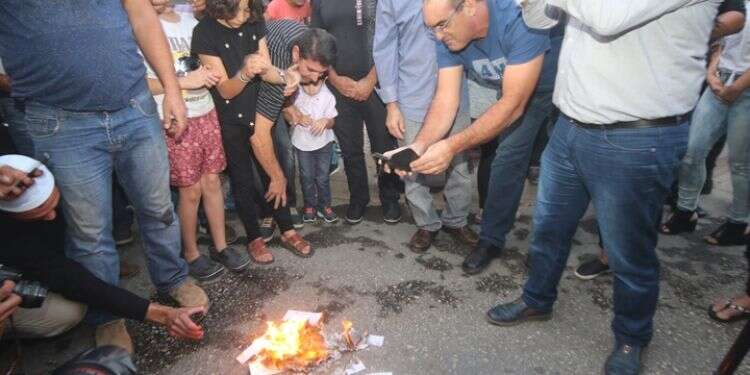 שריפת הודעות לבוחר בהפגנה נגד הבחירות. צילום: daliluk צילום: daliluk