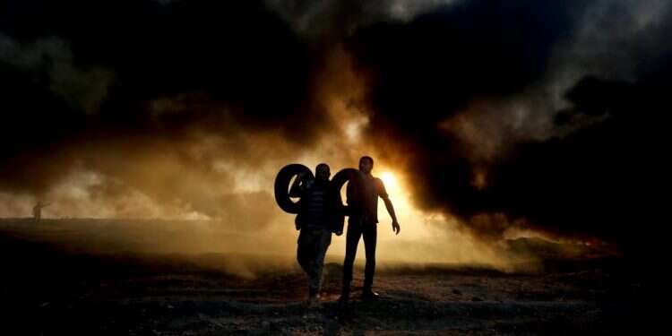 מפגינים ברצועת עזה. צילום: AFP מפגינים ברצועת עזה. צילום: AFP