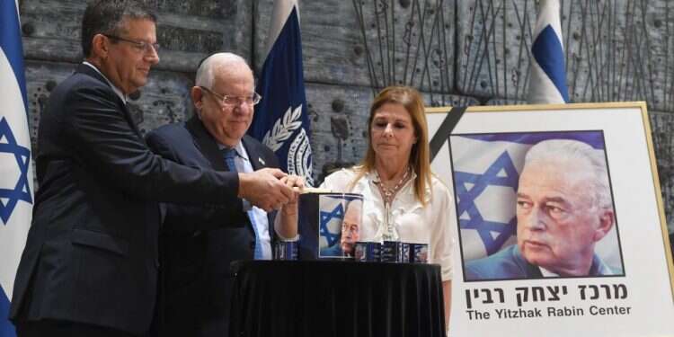 נשיא המדינה מדליק נר זיכרון בפתיחת אירועי יום הזיכרון ליצחק רבין, 2017. צילום: מארק ניימן/לע צילום: מארק ניימן/לע"מ