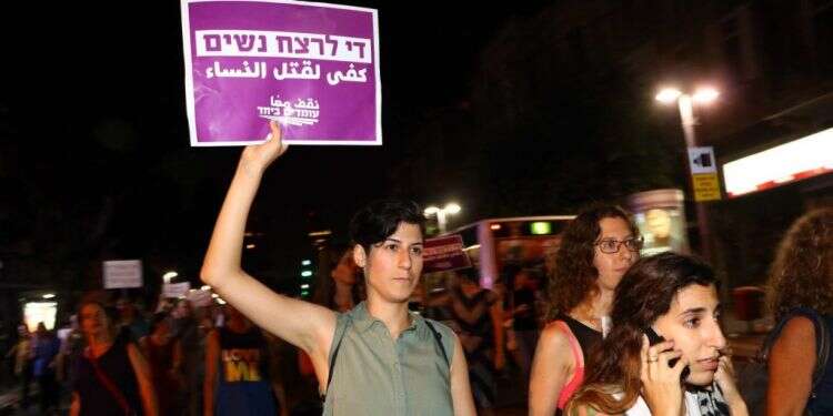 הפגנה נגד אלימות כלפי נשים בתל אביב. צילום: אמיר מאירי צילום: אמיר מאירי