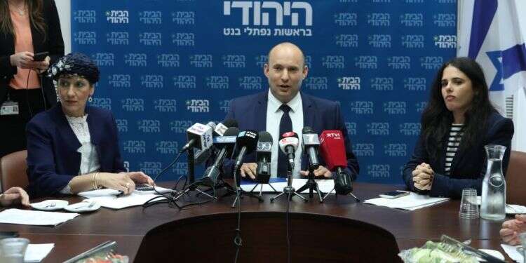 נפתלי בנט בחדר סיעת הבית היהודי. צילום: מרים צחי צילום: מרים צחי