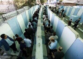 פלסטינים במחסום סמוך לבית לחם. צילום: EPA צילום: EPA