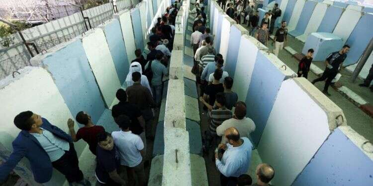 פלסטינים במחסום סמוך לבית לחם. צילום: EPA צילום: EPA