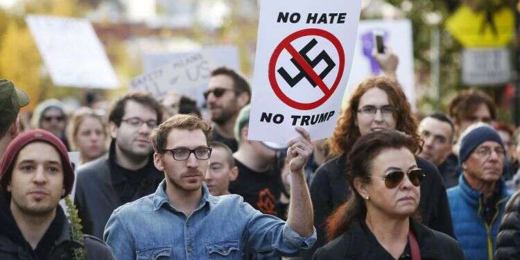 מההפגנה נגד ביקורו של טראמפ בבית הכנסת בפיטסבורג. צילום: EPA צילום: EPA