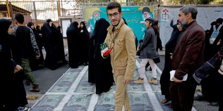 מחאה בטהרן נגד חידוש העיצומים האמריקניים. צילום: EPA צילום: EPA