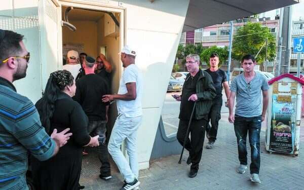 תושבים בשדרות נכנסים למיגונית במהלך אזעקת  צילום: EPA