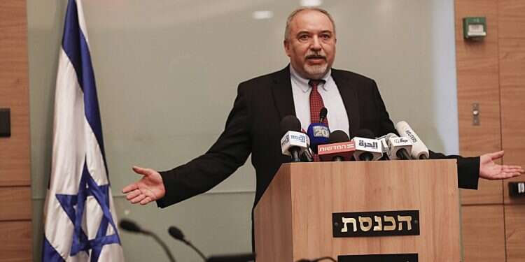 שר הביטחון אביגדור ליברמן מכריז על התפטרותו. צילום: EPA צילום: EPA