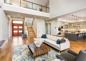 מהסלון ועד החצר: בית מעוצב