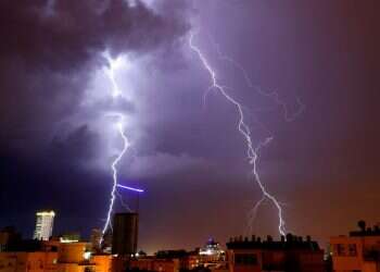 סופת ברקים ורעמים במישור החוף. צילום: AFP  צילום: AFP