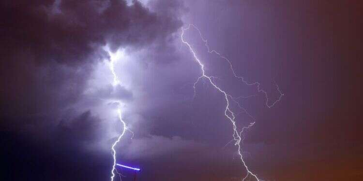 סופת ברקים ורעמים במישור החוף. צילום: AFP  צילום: AFP