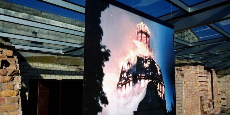 תמונה של בית כנסת עולה בלהבות. מוצגת בתערוכה במוזיאון בברלין. צילום: AFP צילום: AFP