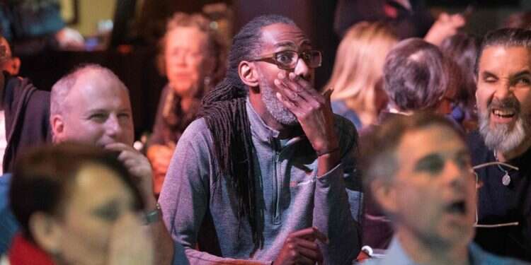 הקהל מגיב לתוצאות הבחירות בבר בסן-פרנסיסקו. צילום: AFP צילום: AFP