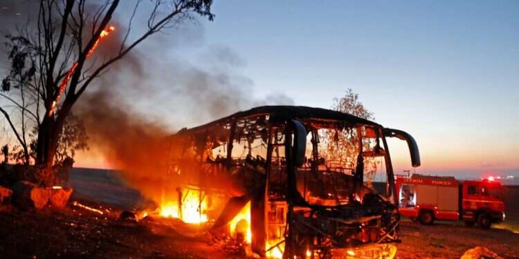 האוטובוס הישראלי שנפגע מירי קורנט. צילום: AFP צילום: AFP