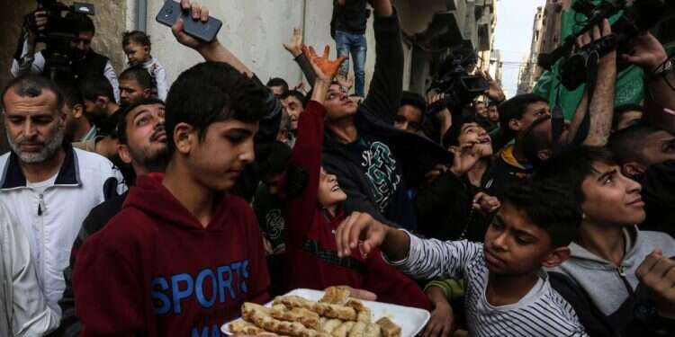 חלוקת ממתקים בעזה לאחר פיגוע. צילום: AFP צילום: AFP