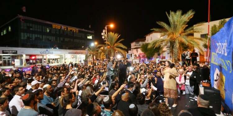 חוגגים בבית-שמש. צילום: יעקב לדרמן, פלאש 90 צילום: יעקב לדרמן, פלאש 90