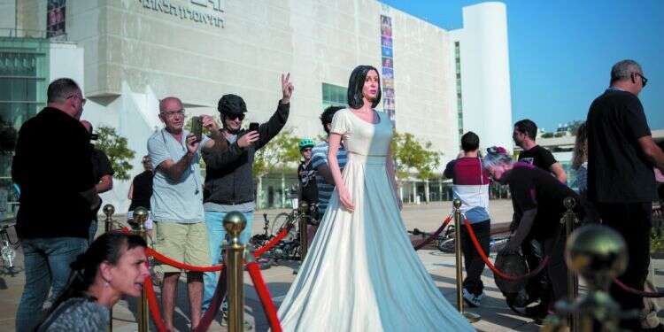 סמיטריילר בחנות חרסינה. פסלה של מירי רגב בכיכר הבימה בתל-אביב. צילום: מרים אלסטר, פלאש 90 צילום: מרים אלסטר, פלאש 90