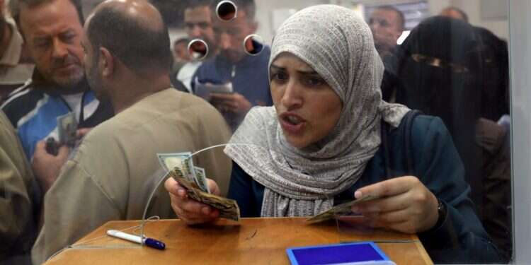 חלוקת הדולרים בעזה. צילום: רויטרס צילום: רויטרס