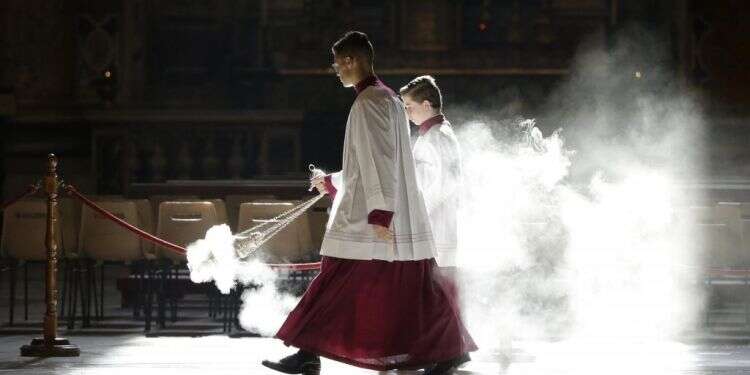 נערי כנסייה בבזיליקת סנט פיטר בוותיקן, 2015. צילום: EPA צילום: EPA