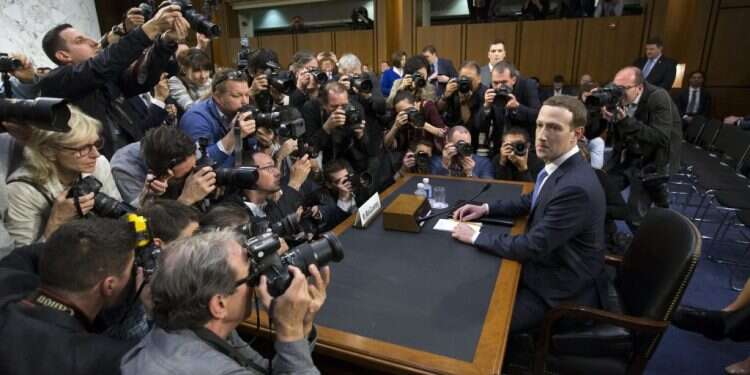 מארק צוקרברג מעיד בפני הסנאט על ניסיונות להטיית תוצאות הבחירות באמצעות פייסבוק. צילום: EPA צילום: EPA