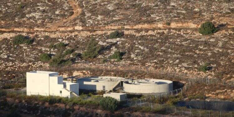 מתקן טיהור שפכים ליד עפרה. צילום: מרים צחי צילום: מרים צחי