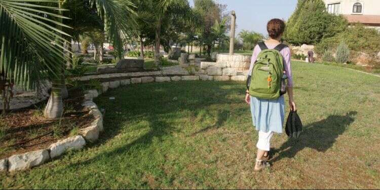 בין רשות הרבים לרשות היחיד. צילום אילוסטרציה: מרים צחי צילום: מרים צחי