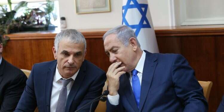 בנימין נתניהו ומשה כחלון. צילום: אלכס קולומויסקי
צילום: אלכס קולומויסקי