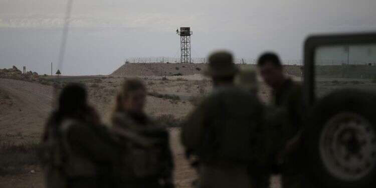 חיילי צה''ל בגבול ישראל-מצרים הערכה בצה"ל: שוטרים מצרים ירו לעבר רכב צבאי