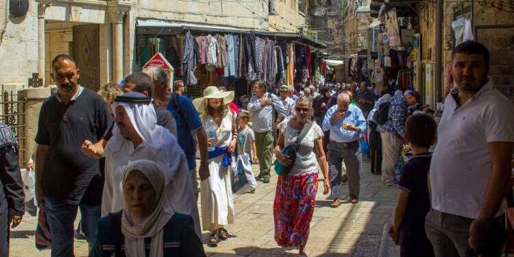 רחוב ויה דולורוזה בעיר העתיקה. צילום: שאטרסטוק צילום: שאטרסטוק