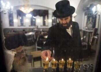 הדלקת נרות חנוכה. צילום: EPA