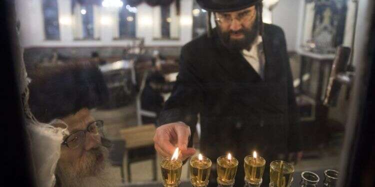 הדלקת נרות חנוכה. צילום: EPA