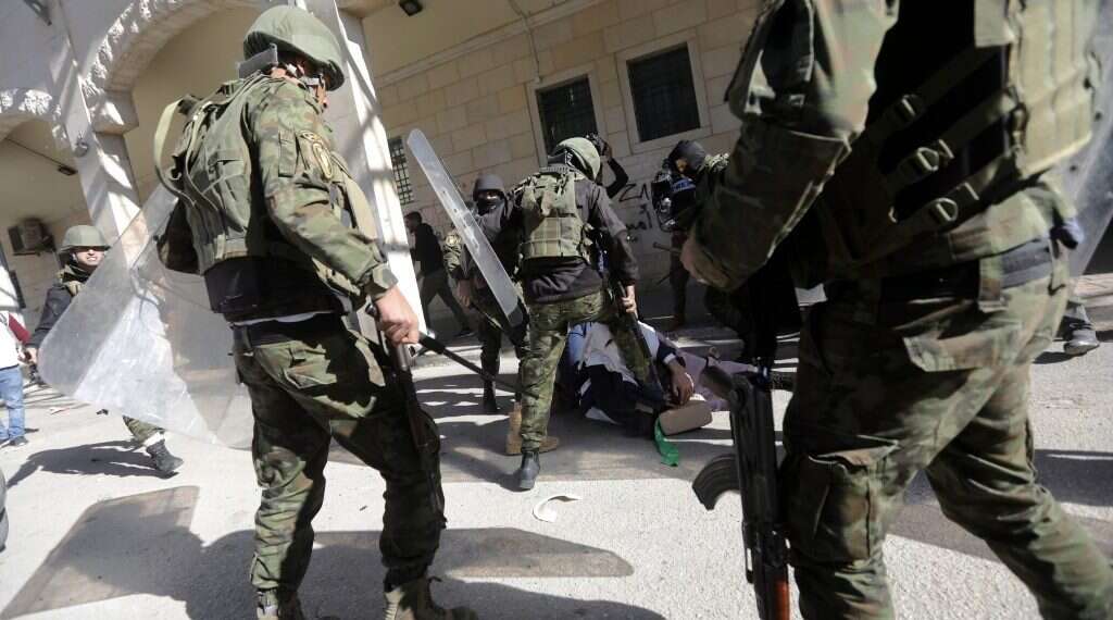 כוחות הביטחון של הרשות הפלסטינית מכים תומכי חמאס בחברון. צילום: EPA צילום: EPA
