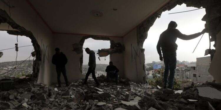 בית משפחת המחבל אשרף נעאלווה לאחר שצה צילום: EPA