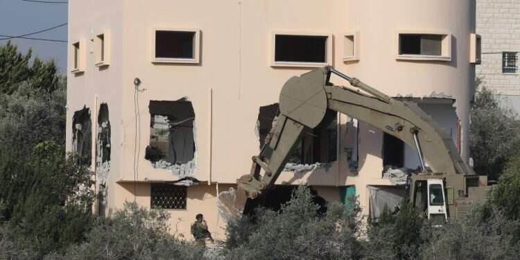 הרס בית משפחת המחבל אשרף נעאלווה, שרצח את זיו חג'בי וקים לבנגרונד-יחזקאל באזור התעשייה ברקן. צילום: EPA צילום: EPA