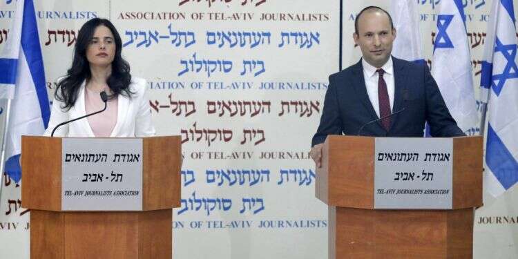 נפתלי בנט ואיילת שקד בהכרזה על פרישתם מהבית היהודי. צילום: EPA צילום: EPA