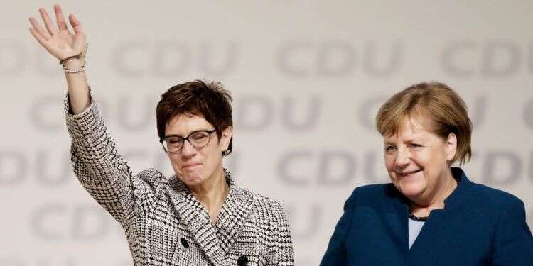 מרקל וקראמפ-קארנבאואר לאחר ההכרזה על זכייתה. צילום: גטי אימג'ס צילום: גטי אימג'ס